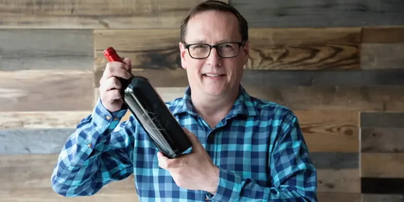 James avec une bouteille de vin